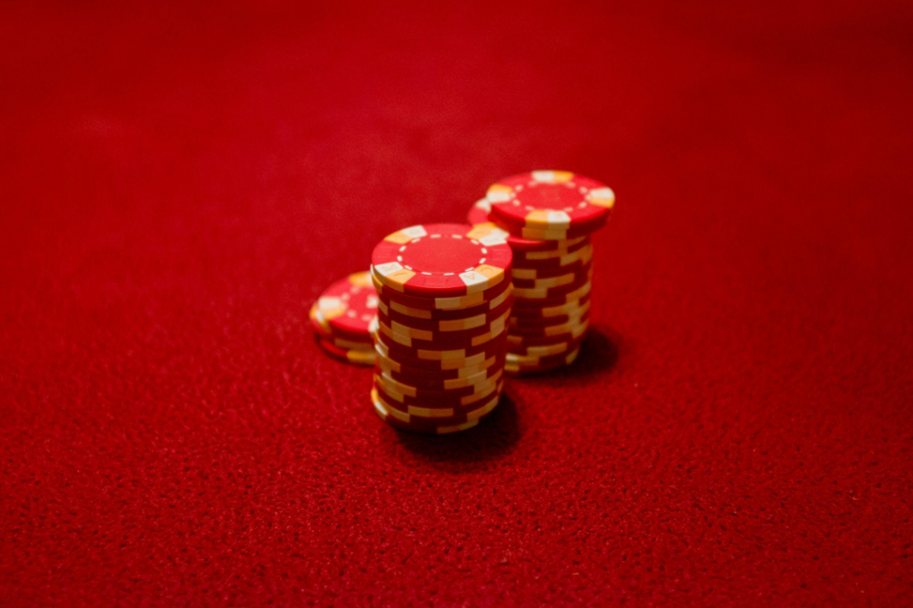 How Online Casinos Use Psychology to Keep Players Engaged