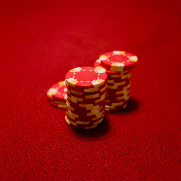 How Online Casinos Use Psychology to Keep Players Engaged