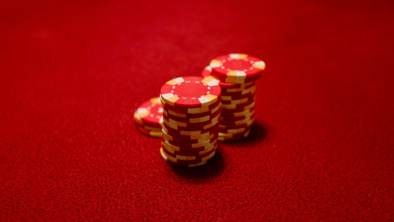 How Online Casinos Use Psychology to Keep Players Engaged